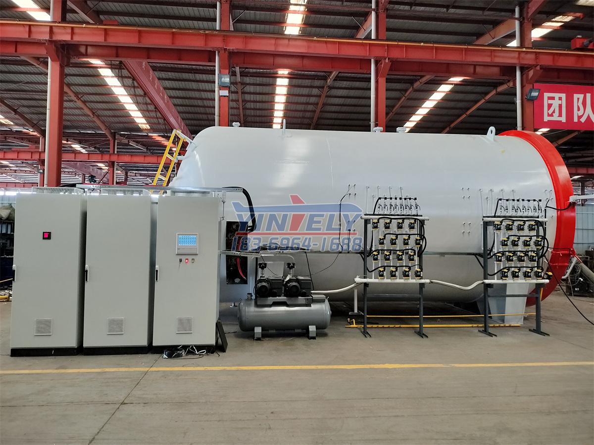 <b>大型全自動飛機機翼真空熱壓罐</b>